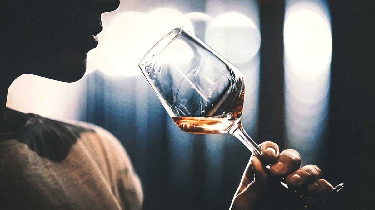 Як перевірити алкоголь на справжність – зовнішній вигляд, запах та акциз