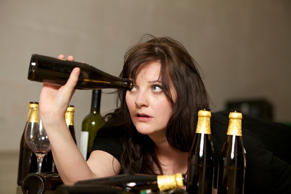 Женский алкоголизм- причины, симптомы и лечение