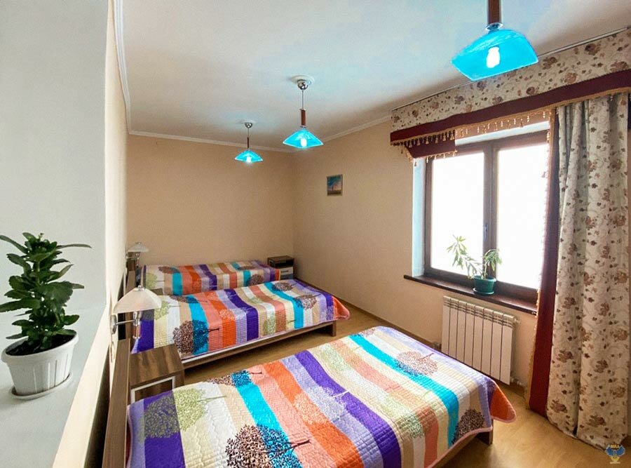 Помощь зависимым в Казахстане предоставляется в отличном доме. Даже посмотреть на эту комнату, изображенную на фото: уютную, чистую, красивую.